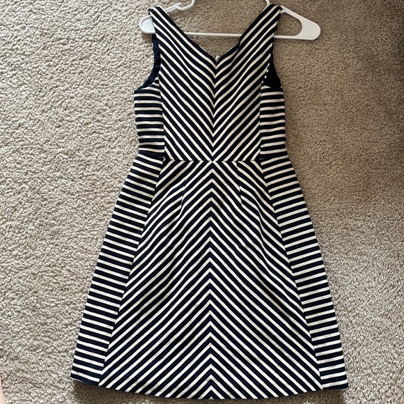Maeve Dress with pockets - Picture 2 of 5